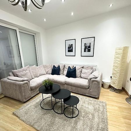 London Charm - Stylish Room In Spacious Home المظهر الخارجي الصورة