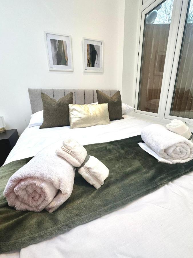 London Charm - Stylish Room In Spacious Home المظهر الخارجي الصورة