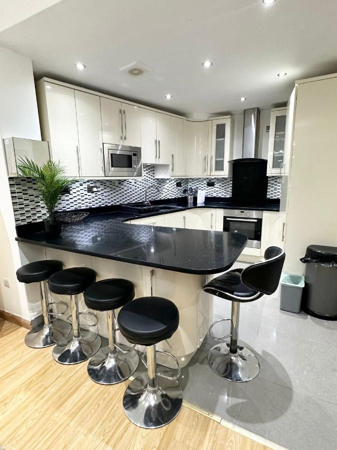London Charm - Stylish Room In Spacious Home المظهر الخارجي الصورة