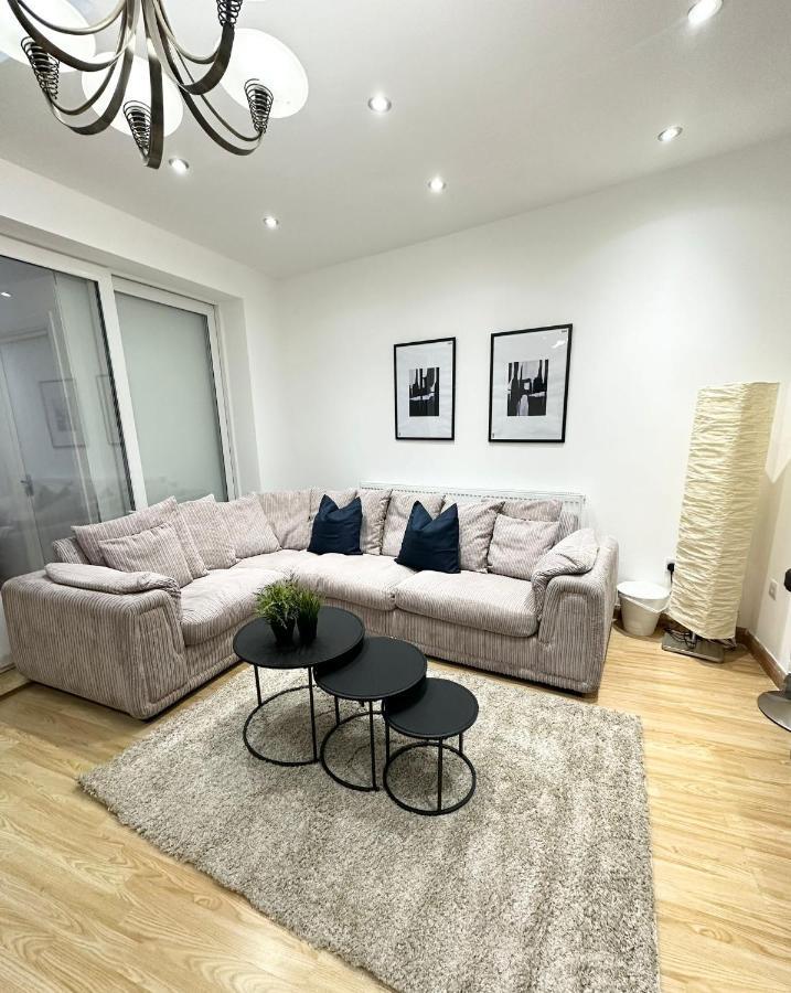 London Charm - Stylish Room In Spacious Home المظهر الخارجي الصورة