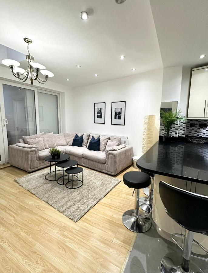 London Charm - Stylish Room In Spacious Home المظهر الخارجي الصورة