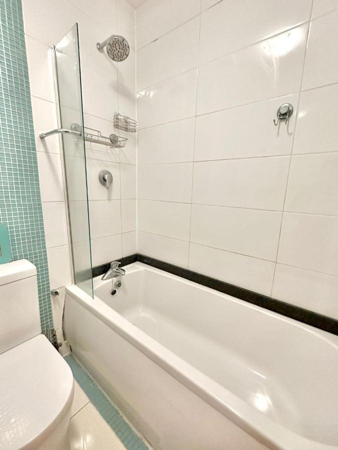 London Charm - Stylish Room In Spacious Home المظهر الخارجي الصورة