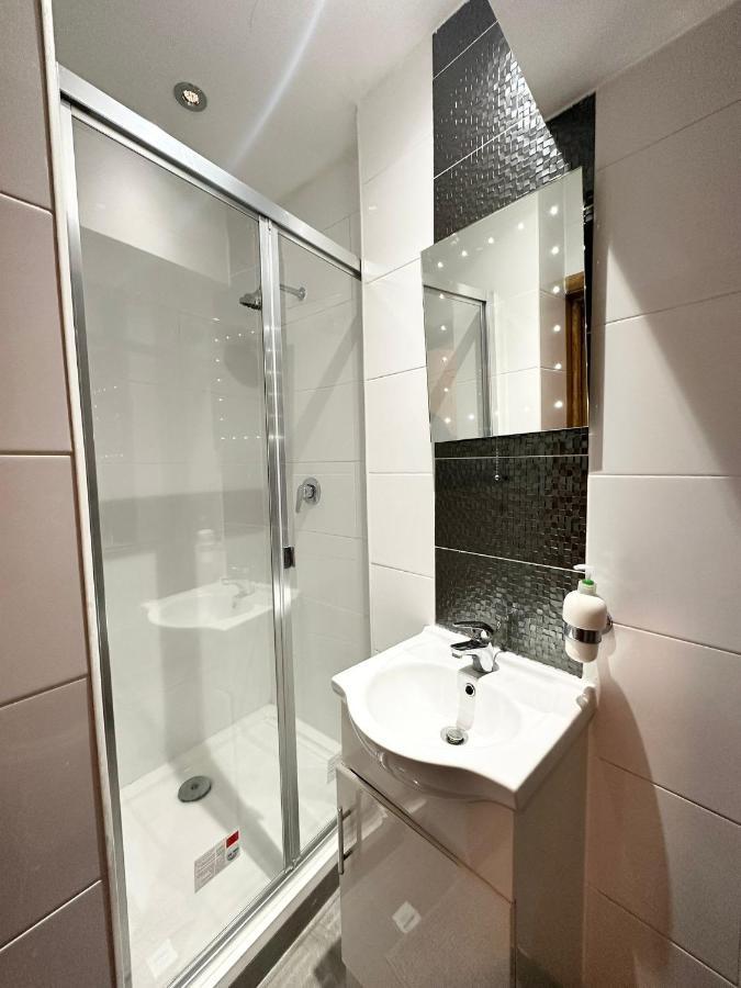 London Charm - Stylish Room In Spacious Home المظهر الخارجي الصورة