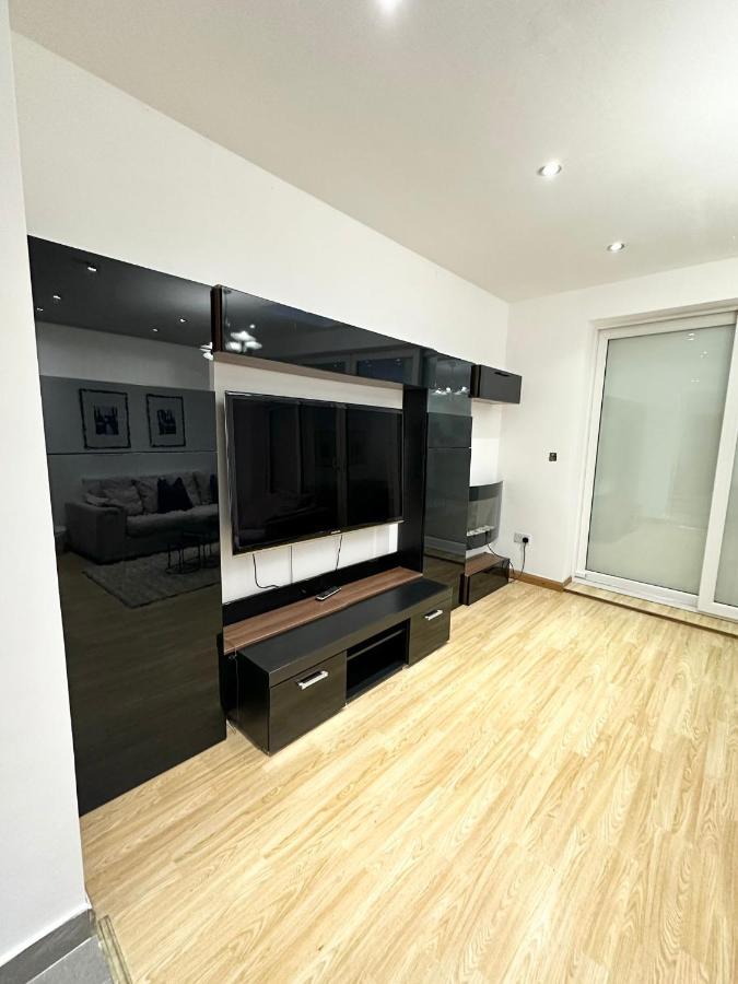 London Charm - Stylish Room In Spacious Home المظهر الخارجي الصورة